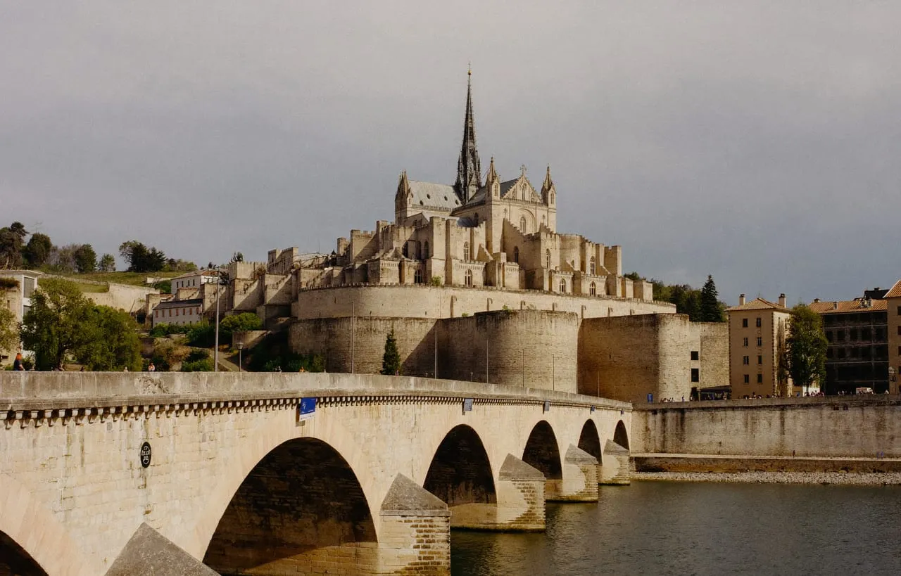 La cathédrale Saint-Nazaire de Béziers dominant l'Orb